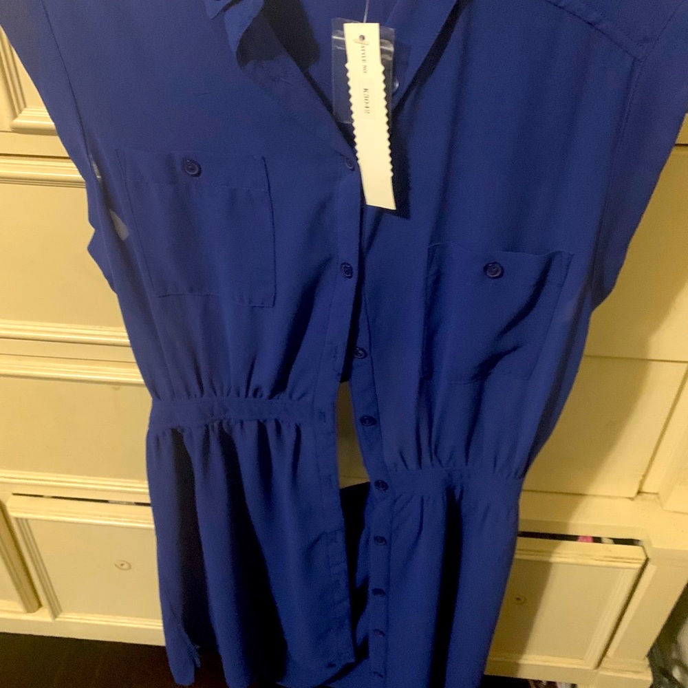 Blouse with open slit in the mid back of blouse